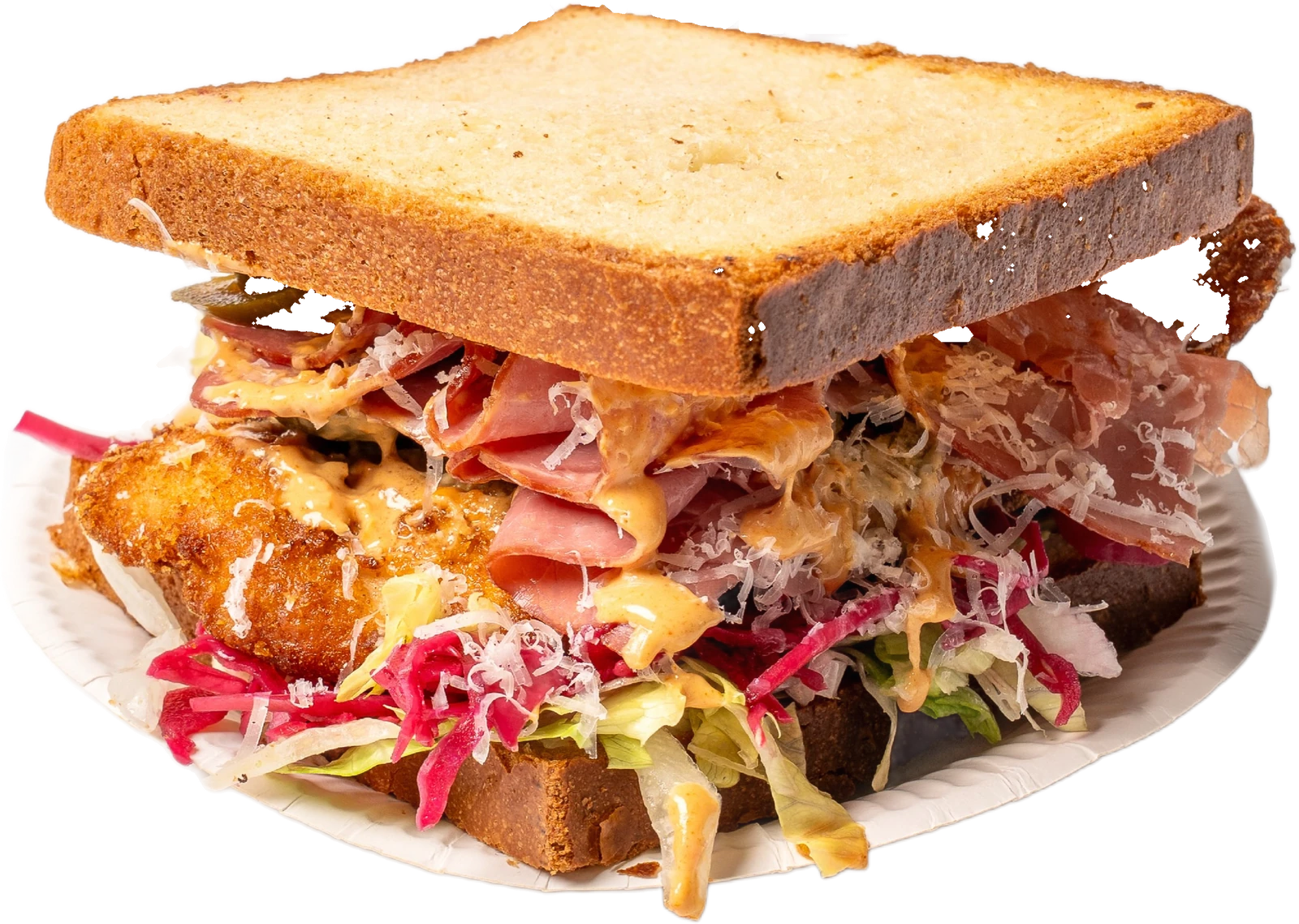 Le Bastard Klub : poulet croustillant, pastrami fumé, parmesan, pickles de chou rouge, entre deux tranches de pain toasté