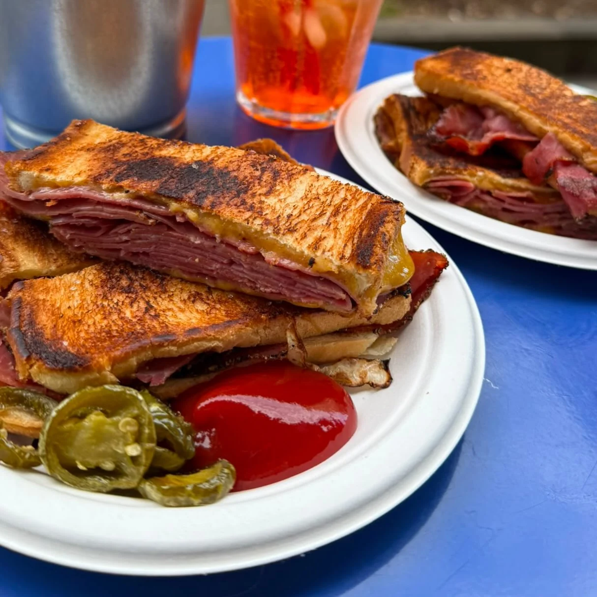 Le Croque Pastrami avec jalapeños et ketchup