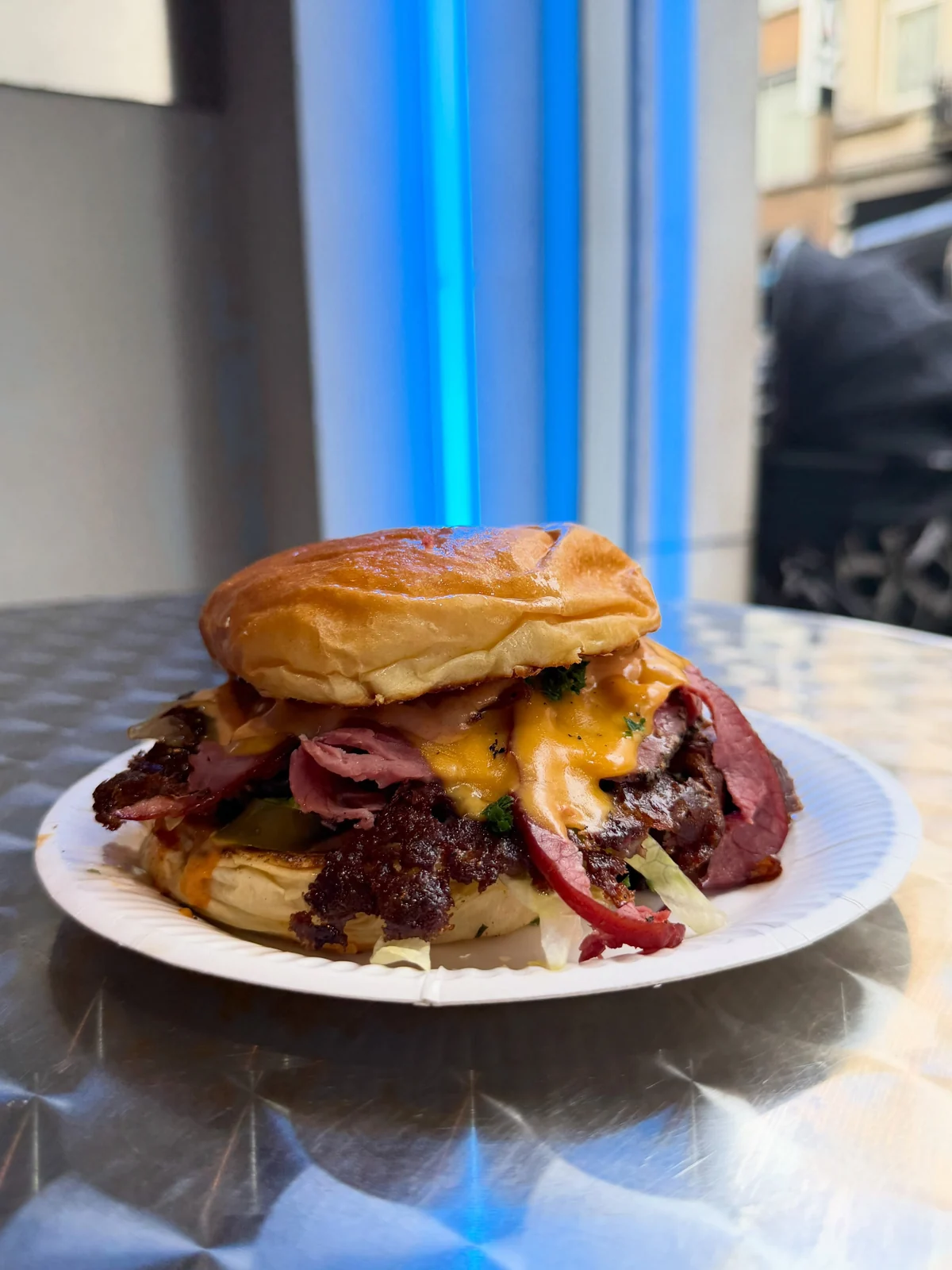 Le Smash Carnivore sur le comptoir, devant le néon bleu